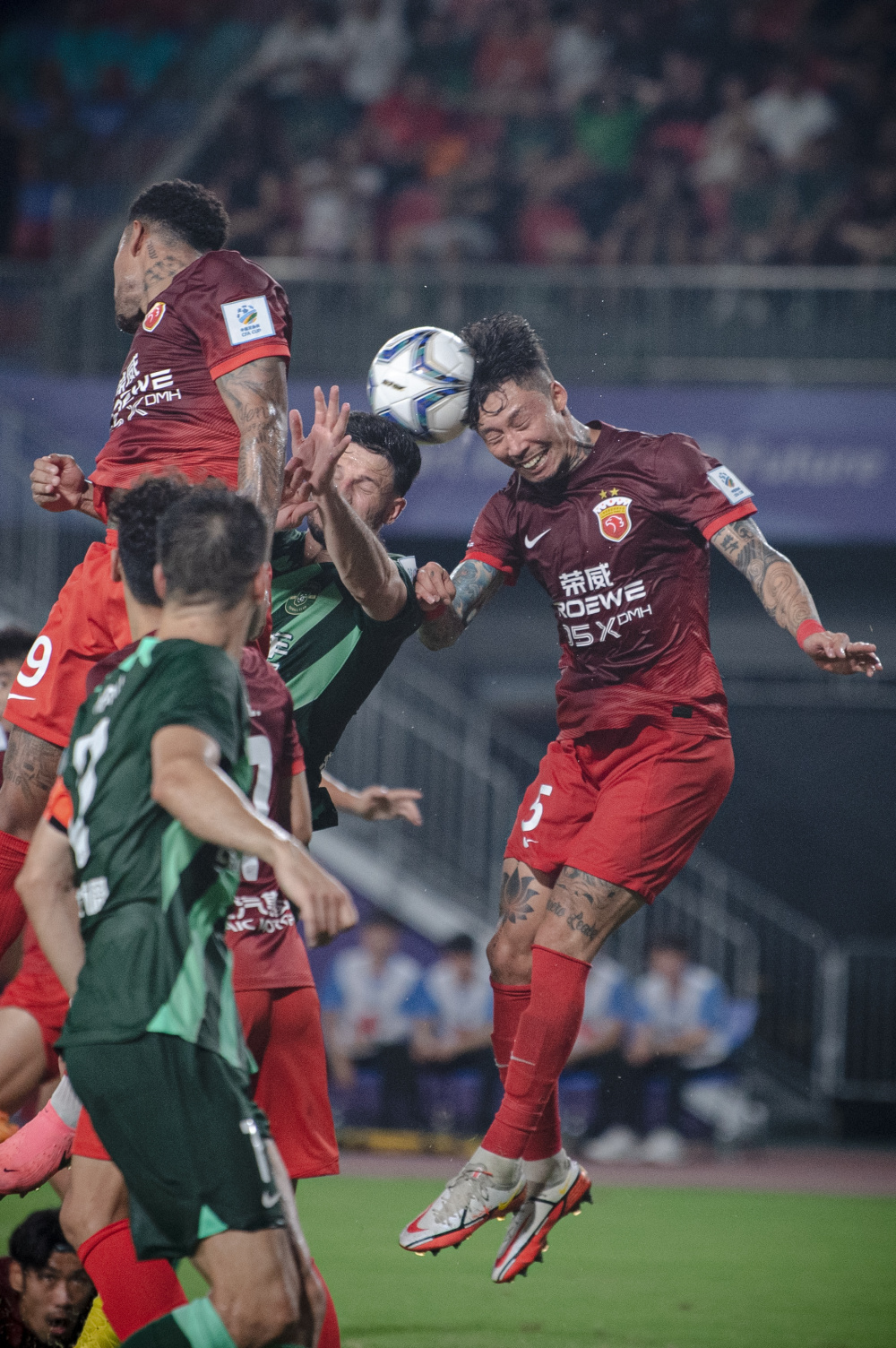 上海海港今晨止住颓势，志在意大利杯名次提升，赛场秩序良好，年轻球员得到机会的简单介绍