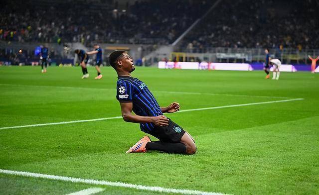 爱游戏地址 -拜仁慕尼黑训练开放日，国际比赛日刷新队史纪录引欢呼，欧冠在即，更衣室氛围转暖的简单介绍