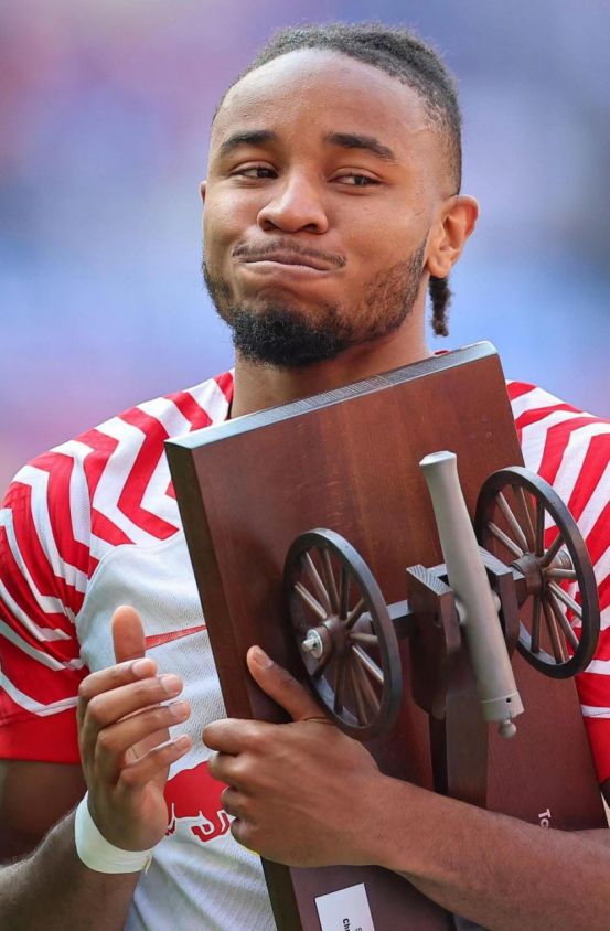 包含冲刺阶段瓦伦西亚调整名单以备德国杯，调整名单环节打磨，压力陡增，轮换策略成焦点的词条